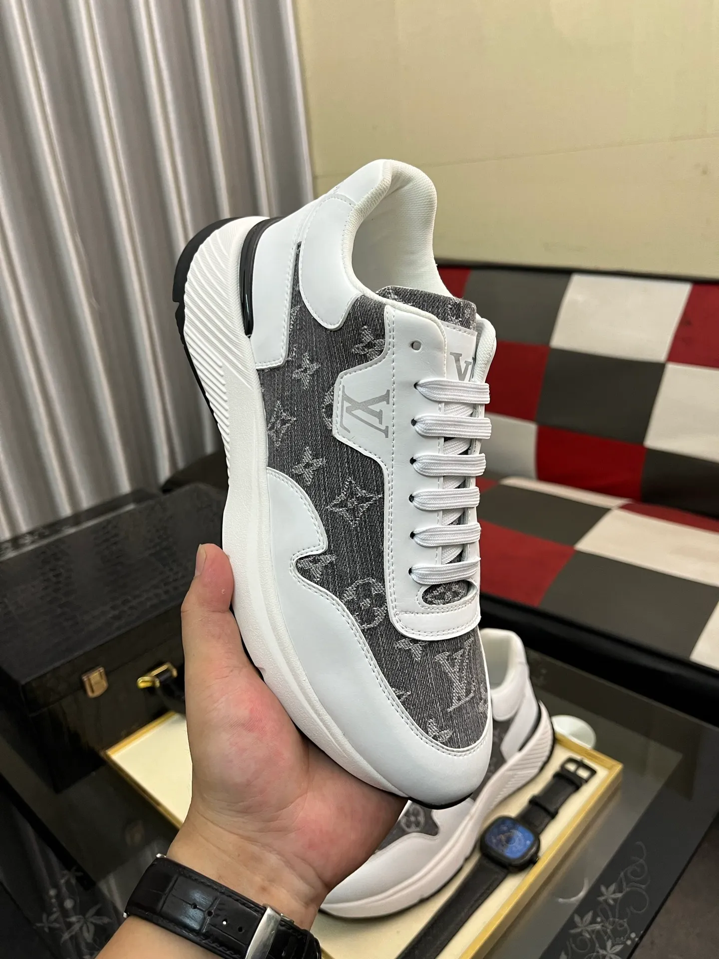 Men's shoes 💰458⌚️⌚️【LOUlS VUlTTON】Louis Vuitton ~ unique and casual style. LV counter purchasing 🏃casual shoes😍😍 are on sale at the men's counter at the same time. Italian imported brands select top-layer Italian cowhide. 🐑Sheepskin lining (refuses to discolor and grind feet) Sole: Original sole specially provided by the original factory 🎬Better in kind Code number: 38-444⃣️Color selection